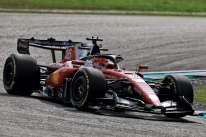 Charles Leclerc mengendarai mobil Ferrari nomor 16 di Sirkuit Sepang.