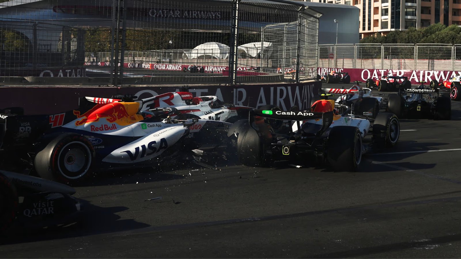 Mobil Racing Bulls nomor 41 milik Arvid Lindblad saat insiden di GP Azerbaijan 2026