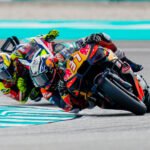 Pedro Acosta mengendarai KTM bernomor 37 saat menikung di depan pembalap Ducati VR46.
