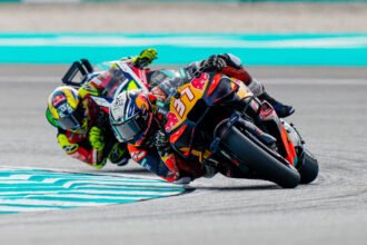 Pedro Acosta mengendarai KTM bernomor 37 saat menikung di depan pembalap Ducati VR46.