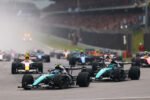 Deretan mobil Formula 1 berlomba di lintasan pada musim F1 2026