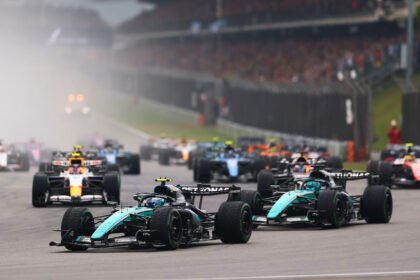 Deretan mobil Formula 1 berlomba di lintasan pada musim F1 2026