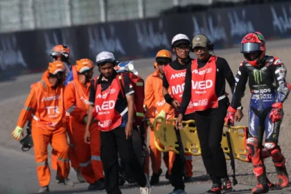 Fabio Quartararo berjalan bersama petugas medis dan marshal setelah crash di Mandalika
