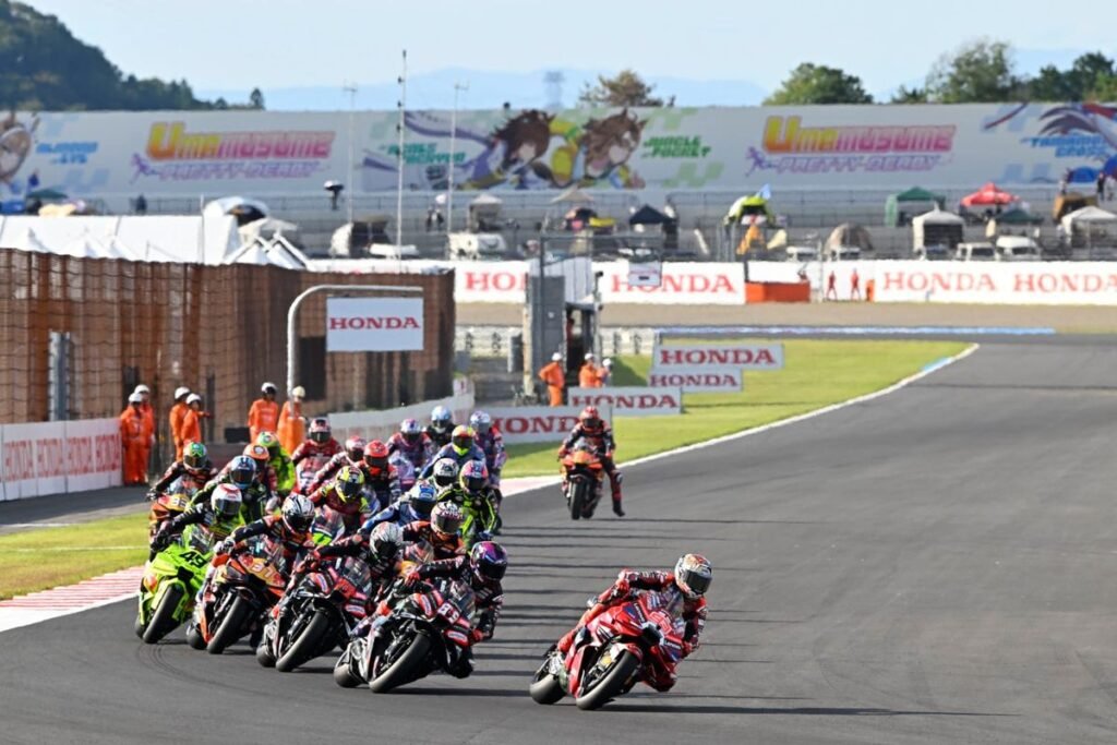 Rombongan pembalap MotoGP memasuki tikungan di Sirkuit Motegi