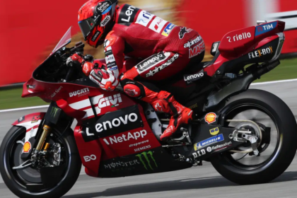 Marc Marquez memacu motor Ducati Lenovo di lintasan.