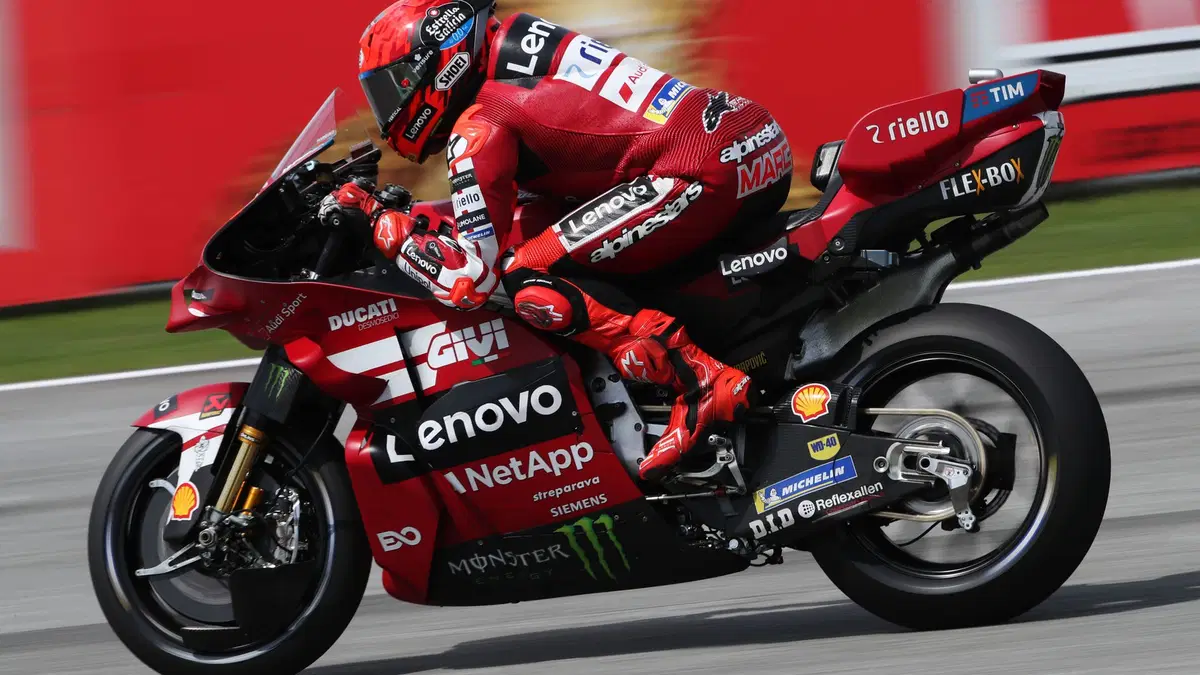 Marc Marquez memacu motor Ducati Lenovo di lintasan.