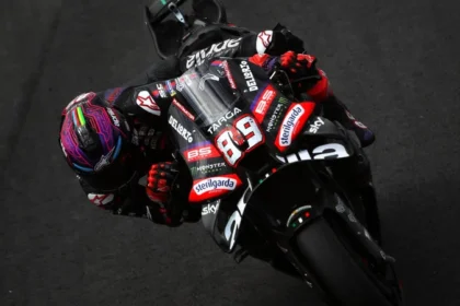 Jorge Martin mengendarai Aprilia bernomor 89 saat melibas tikungan di Motegi.