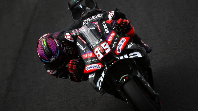 Jorge Martin mengendarai Aprilia bernomor 89 saat melibas tikungan di Motegi.