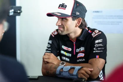 Jorge Martin mengenakan penyangga pergelangan tangan kanan saat berbicara kepada media.