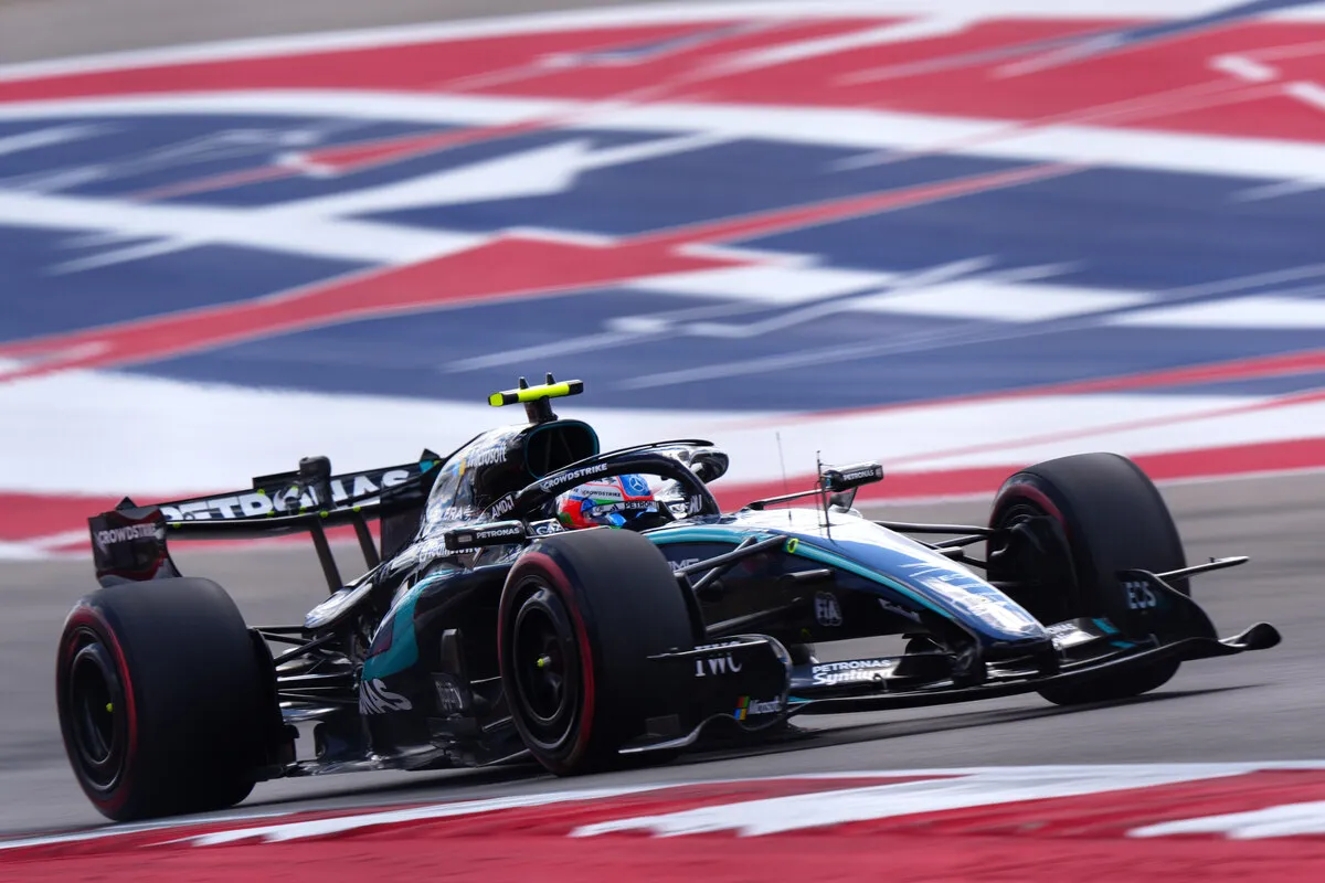 Kimi Antonelli mengendarai mobil Mercedes di Circuit of the Americas, Austin.