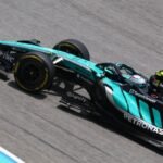 Kimi Antonelli mengendarai mobil Mercedes berwarna hitam dan toska di Sirkuit Sepang