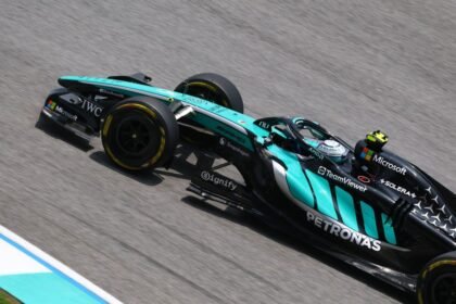 Kimi Antonelli mengendarai mobil Mercedes berwarna hitam dan toska di Sirkuit Sepang