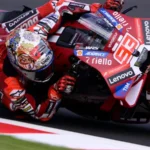 Marc Marquez menikung dengan Ducati bernomor 93 di Sirkuit Motegi