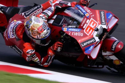 Marc Marquez menikung dengan Ducati bernomor 93 di Sirkuit Motegi