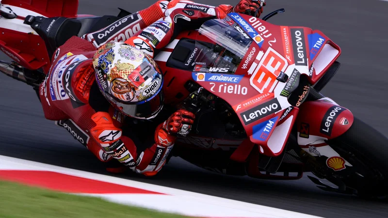 Marc Marquez menikung dengan Ducati bernomor 93 di Sirkuit Motegi