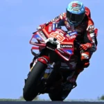 Marc Marquez mengendarai Ducati nomor 93 dengan helm biru di Phillip Island.