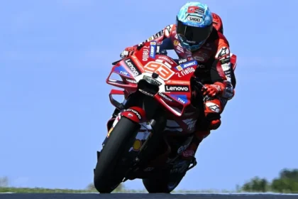 Marc Marquez mengendarai Ducati nomor 93 dengan helm biru di Phillip Island.