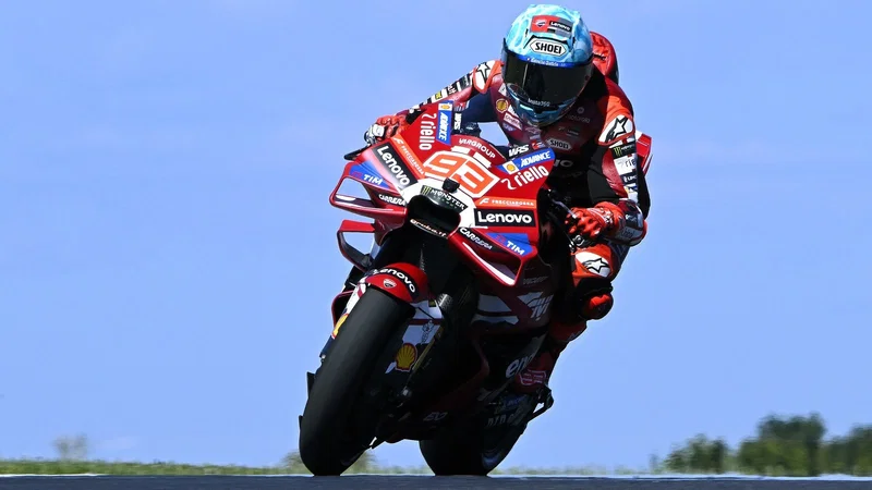 Marc Marquez mengendarai Ducati nomor 93 dengan helm biru di Phillip Island.