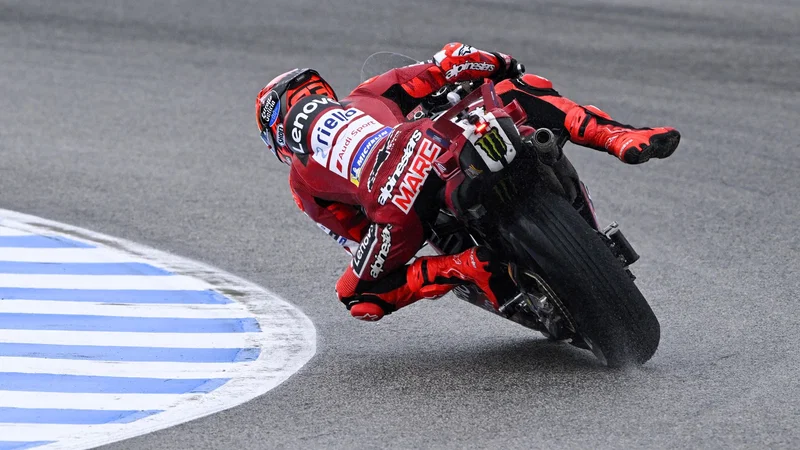 Marc Marquez dengan motor Ducati di lintasan basah Sirkuit Phillip Island.