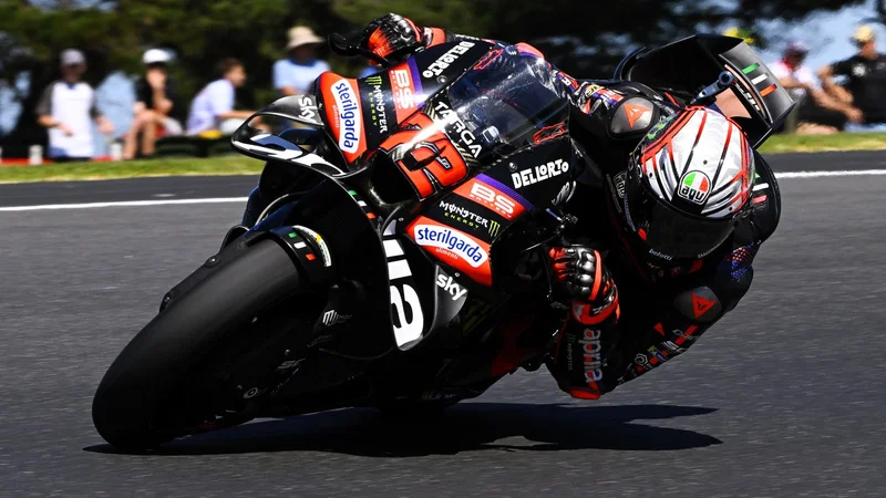 Marco Bezzecchi menikung dengan Aprilia nomor 72 di Sirkuit Phillip Island.