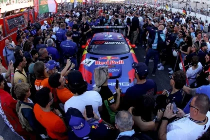 Mobil balap nomor 3 berlivery Red Bull dan Verstappen Racing dikelilingi penggemar di grid.