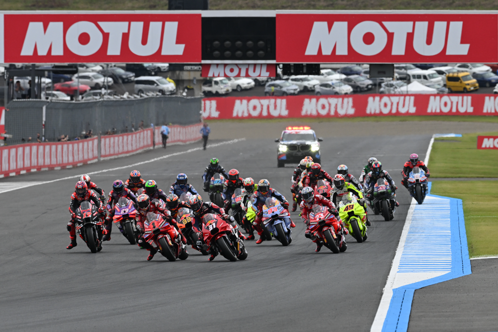 Para pembalap MotoGP melaju bersama di Sirkuit Motegi saat Grand Prix Jepang