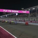 Para pembalap MotoGP melaju di lintasan lurus Sirkuit Lusail, Qatar, pada malam hari.