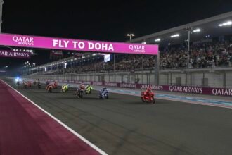 Para pembalap MotoGP melaju di lintasan lurus Sirkuit Lusail, Qatar, pada malam hari.