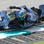 Alex Marquez mengendarai Ducati Gresini bernomor 73 saat melibas tikungan.