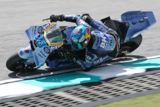 Alex Marquez mengendarai Ducati Gresini bernomor 73 saat melibas tikungan.