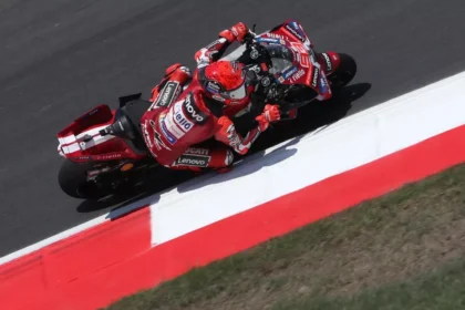 Marc Marquez mengendarai Ducati Desmosedici GP di tikungan, terlihat dari atas