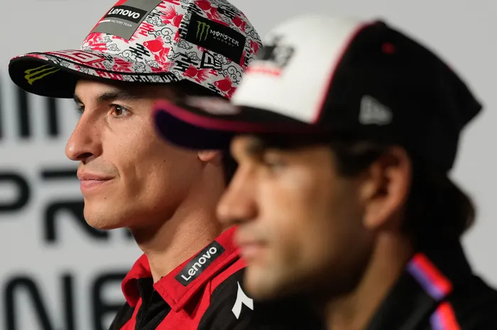 Marc Marquez berseragam Ducati di samping Jorge Martin yang mengenakan seragam Aprilia