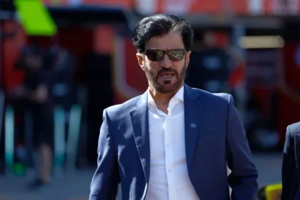 Presiden FIA Mohammed Ben Sulayem mengenakan jas biru, kemeja putih, dan kacamata hitam.